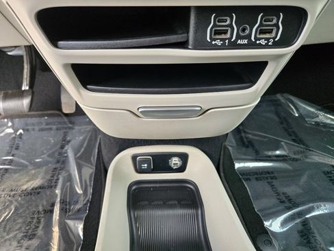 Used 2021 Chrysler Pacifica Touring-L FWD image 16