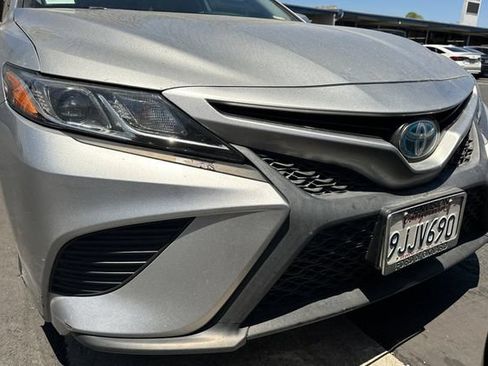 Used 2020 Toyota Camry SE w/ Carpet Mat Package FWD image 3