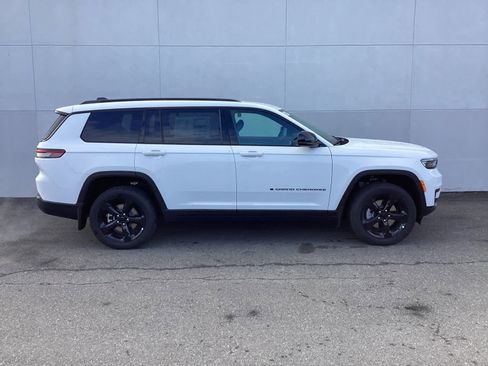 New 2025 Jeep Grand Cherokee L Laredo image 4