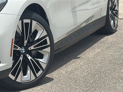 New 2026 BMW i5 eDrive40 image 3