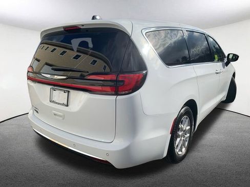 Used 2025 Chrysler Pacifica Select image 13