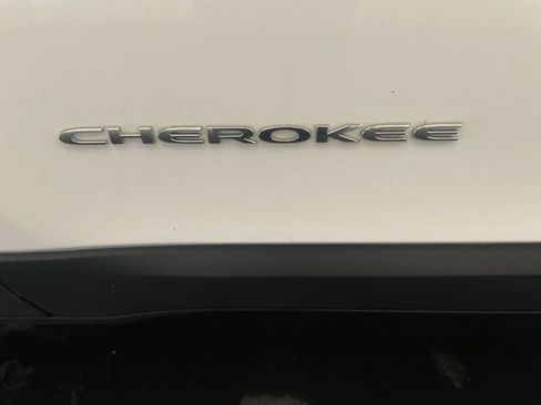Used 2019 Jeep Cherokee Latitude w/ Popular Appearance Group AWD/4WD image 22