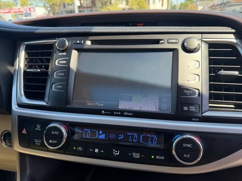 Used 2018 Toyota Highlander XLE AWD/4WD image 21