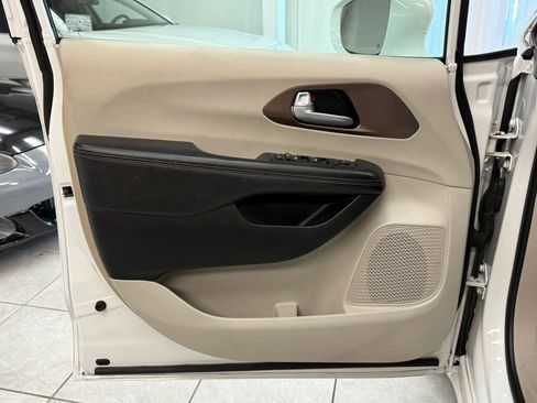 Used 2017 Chrysler Pacifica Touring-L image 15