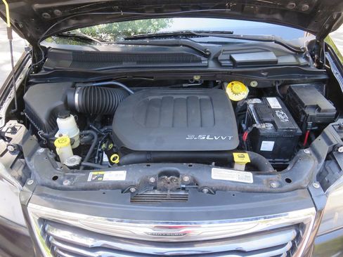 Used 2014 Chrysler Town & Country S FWD image 37