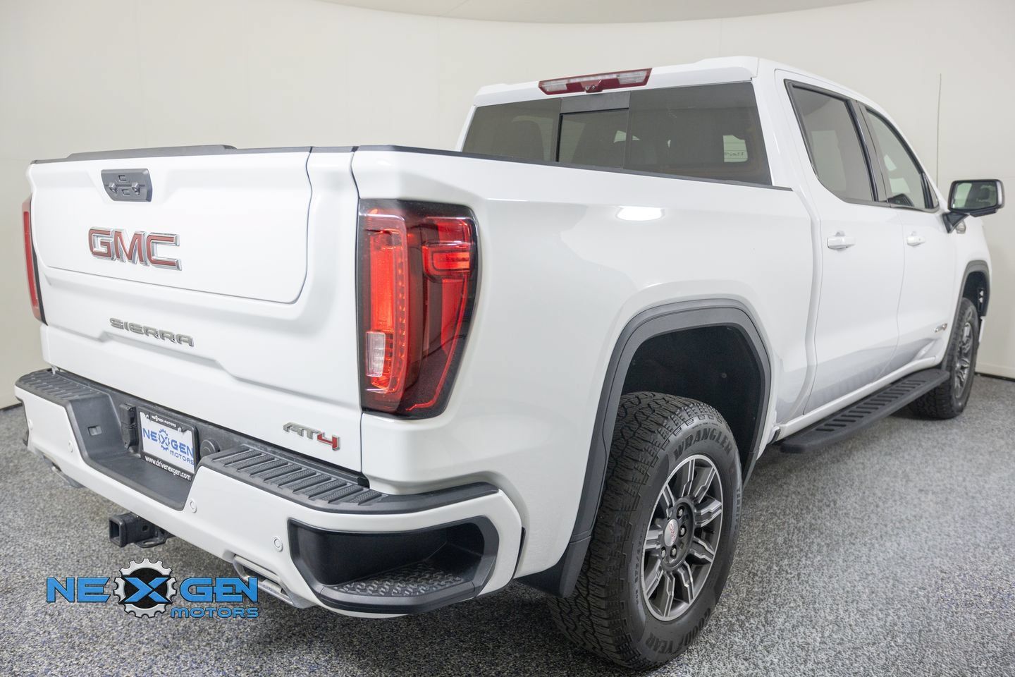 Used 2024 GMC Sierra 1500 AT4 w/ Technology Package AWD/4WD image 37