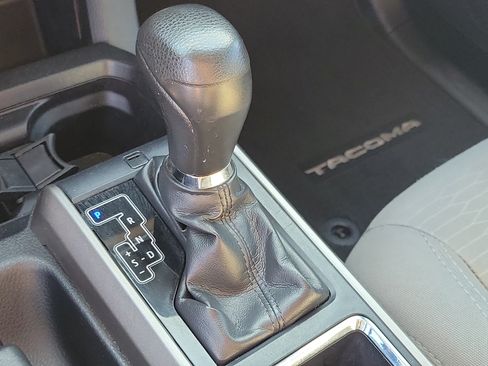 Used 2018 Toyota Tacoma SR5 RWD image 25
