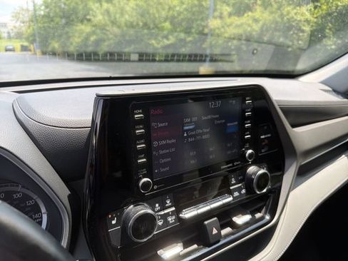 Used 2021 Toyota Highlander XLE AWD/4WD image 28