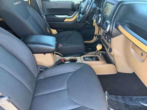 Used 2014 Jeep Wrangler Unlimited Rubicon w/ Connectivity Group AWD/4WD image 11