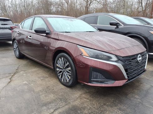 Used 2024 Nissan Altima 2.5 SV image 2