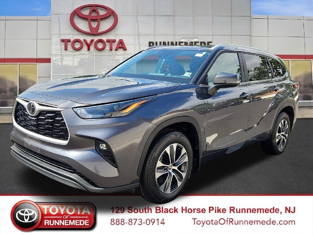Certified 2025 Toyota Highlander XLE AWD/4WD image 3
