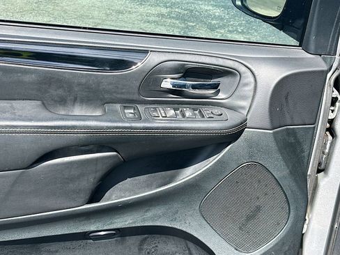 Used 2017 Dodge Grand Caravan SXT w/ Blacktop Package image 17