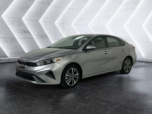 Used 2024 Kia Forte LXS FWD image 3