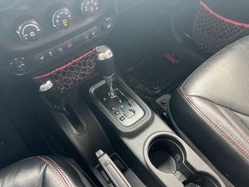 Used 2017 Jeep Wrangler Unlimited Rubicon AWD/4WD image 19
