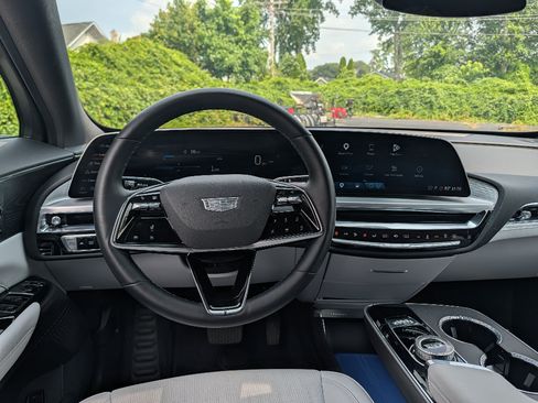 Used 2024 Cadillac Lyriq Luxury AWD/4WD image 32