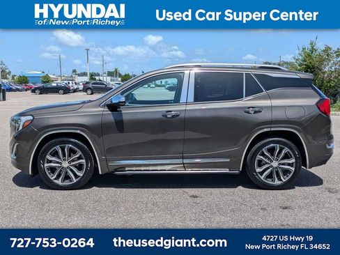 Used 2020 GMC Terrain Denali w/ Denali Premium Package FWD image 2