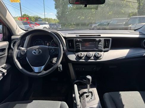 Used 2018 Toyota RAV4 LE FWD image 16
