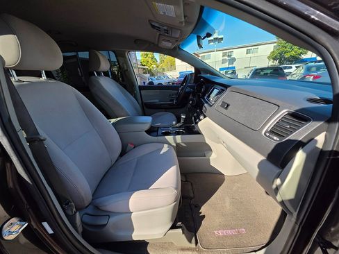 Used 2019 Kia Sedona LX image 16