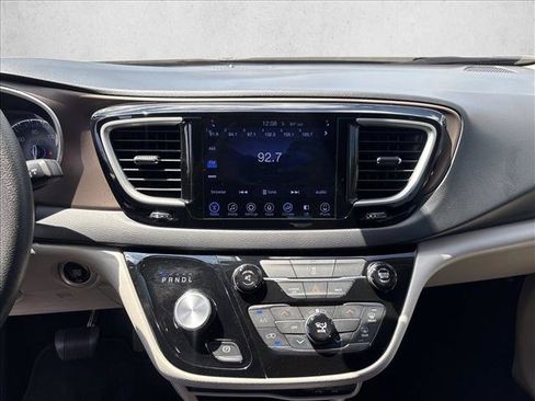 Used 2017 Chrysler Pacifica Touring w/ Tire & Wheel Group FWD image 13