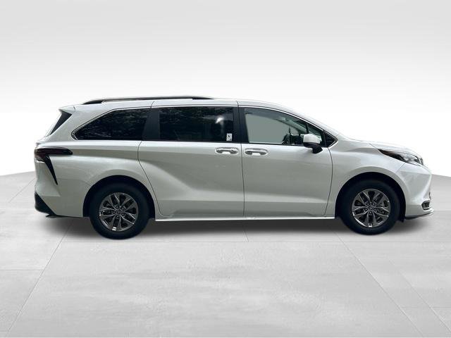 Used 2026 Toyota Sienna XLE AWD/4WD image 6