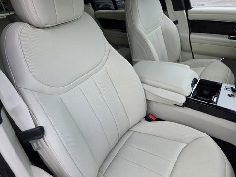 Used 2025 Land Rover Range Rover SE image 25