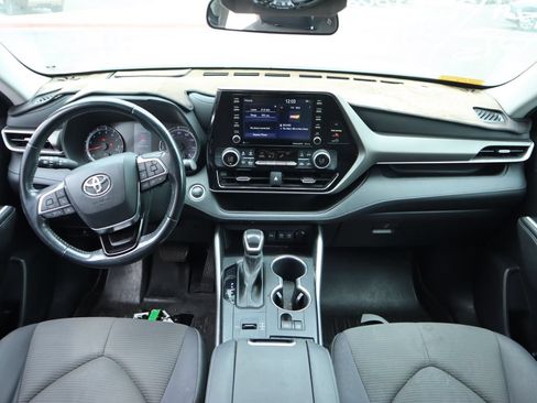 Used 2021 Toyota Highlander LE FWD image 7