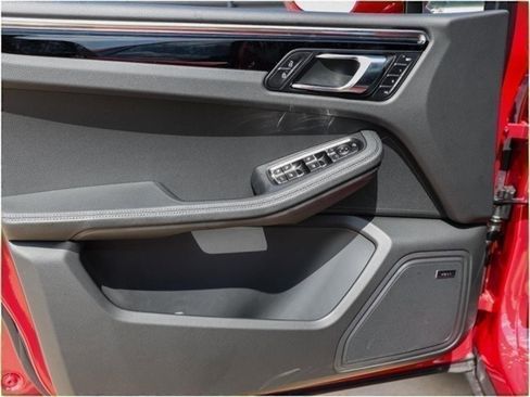 Certified 2025 Porsche Macan image 23