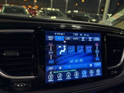 Used 2017 Chrysler Pacifica Limited image 11