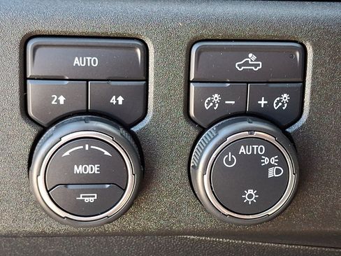 Used 2023 Chevrolet Silverado 1500 LT AWD/4WD image 25