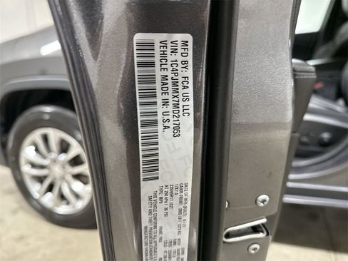 Used 2021 Jeep Cherokee Latitude Lux w/ Sun & Sound Group image 28