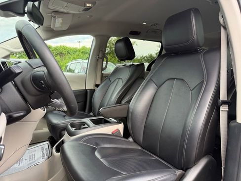 Used 2024 Chrysler Pacifica Touring-L FWD image 7
