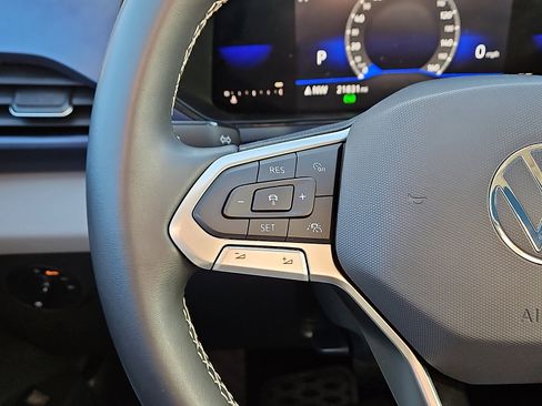 Certified 2022 Volkswagen Taos SE w/ Panoramic Sunroof Package image 17