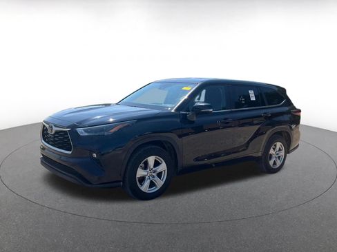 Used 2025 Toyota Highlander LE FWD image 4