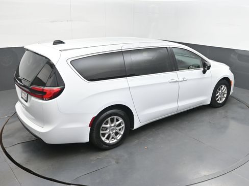 Used 2024 Chrysler Pacifica Touring-L FWD image 32
