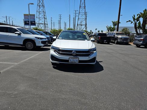 Used 2023 Volkswagen Jetta SE w/ Panoramic Sunroof Package FWD image 2