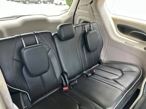 Used 2023 Chrysler Pacifica Limited FWD image 17