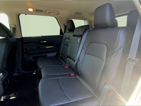 New 2025 Nissan Pathfinder SL image 12
