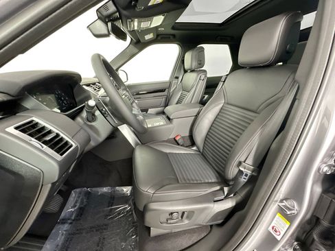 Used 2025 Land Rover Discovery S image 19