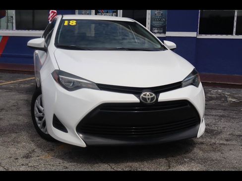 Used 2018 Toyota Corolla LE FWD image 2