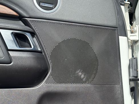 Used 2017 Land Rover Discovery HSE image 14