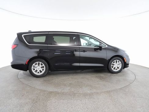Used 2024 Chrysler Pacifica Touring-L image 21