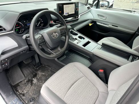 New 2026 Toyota Sienna LE image 10