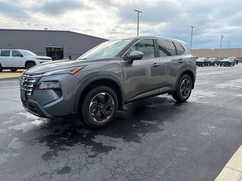 Used 2025 Nissan Rogue SV AWD/4WD image 3