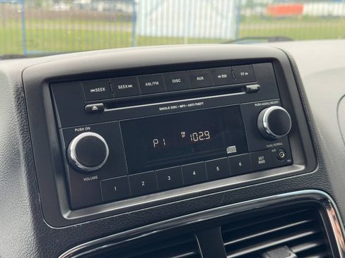 Used 2017 Dodge Grand Caravan SE FWD image 19