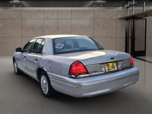 Used 2001 Ford Crown Victoria RWD image 2