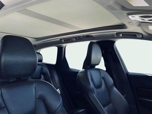 Used 2019 Volvo XC60 T5 Momentum w/ Multimedia Package image 23