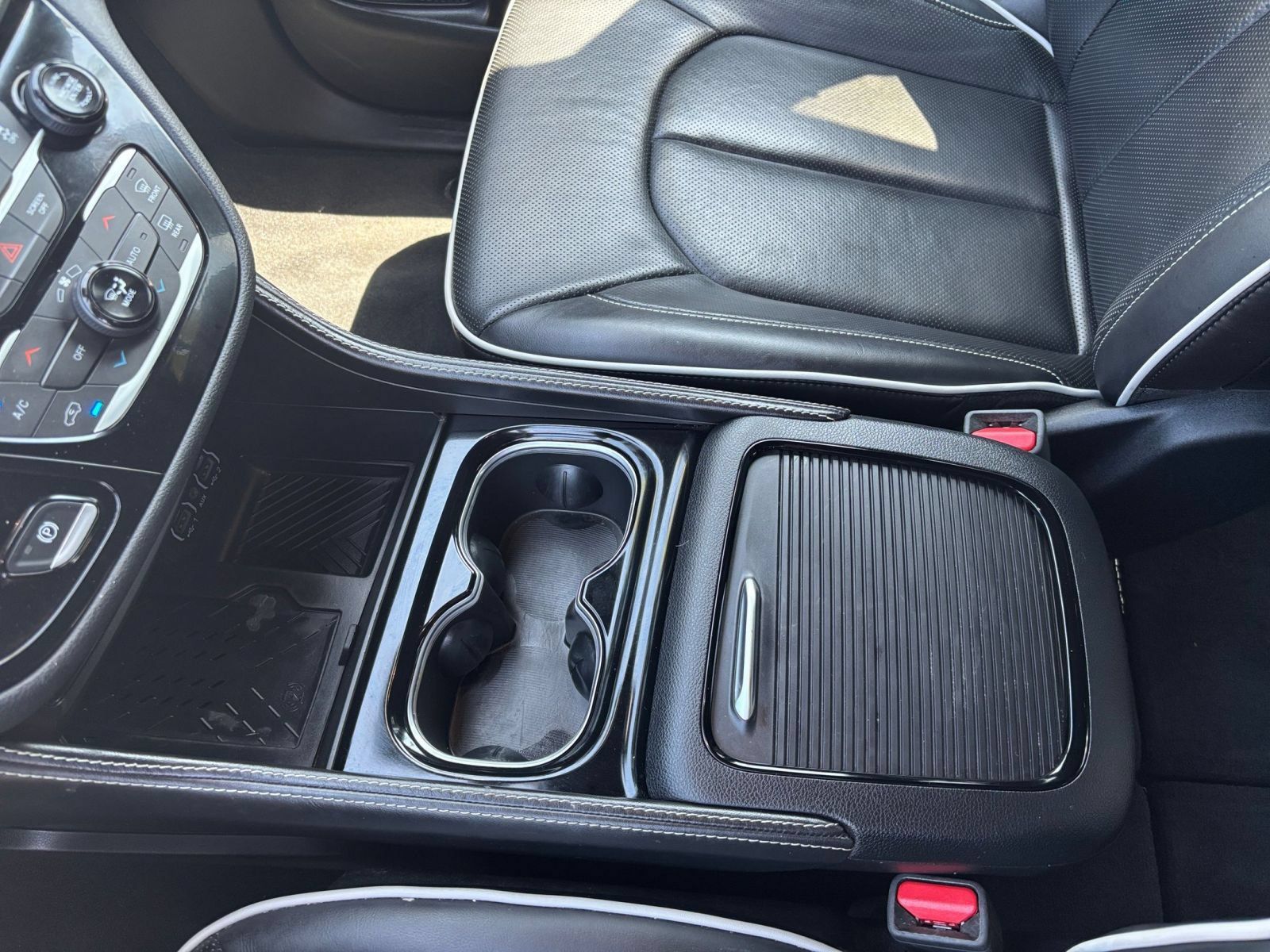 Used 2025 Chrysler Pacifica Limited FWD image 45