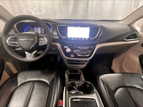 Used 2024 Chrysler Pacifica Touring-L image 22