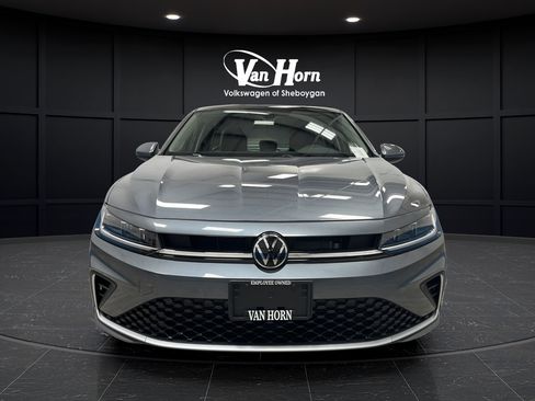 Used 2025 Volkswagen Jetta SE w/ Sunroof Package FWD image 2