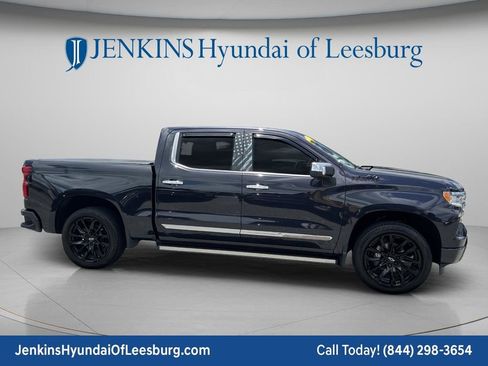 Used 2022 Chevrolet Silverado 1500 High Country w/ High Country Premium Package AWD/4WD image 3